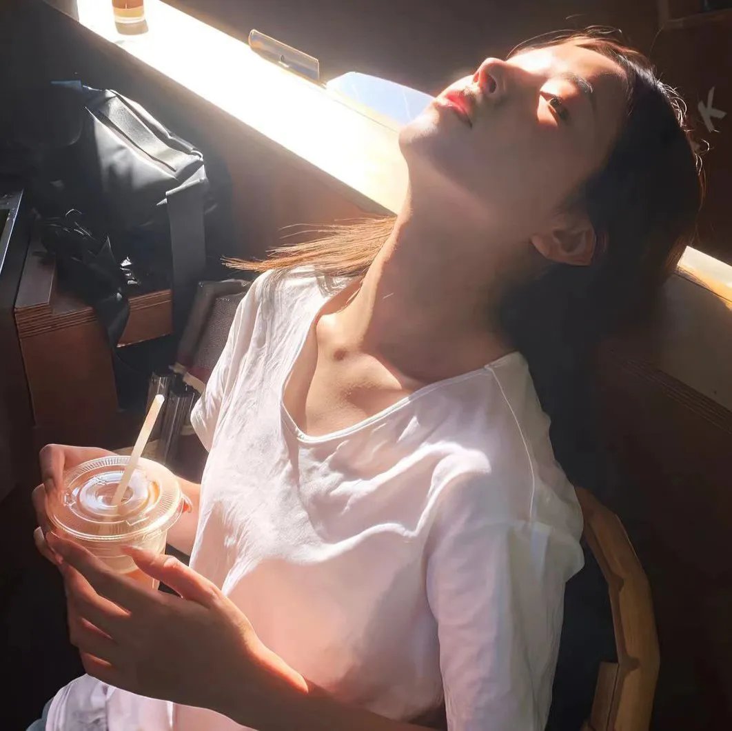 蒙娜丽莎与血月亮